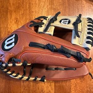 New Wilson 11'' Youth A550 Series Baseball Glove